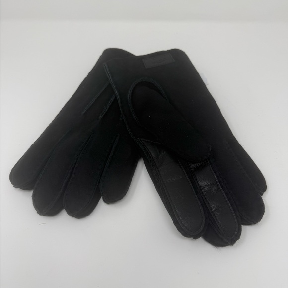 UGG Men's Contrast Sheepskin Tech Gloves - Picture 3 of 4